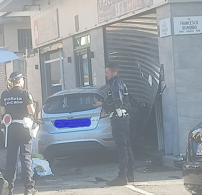 Incidente in strada: un'auto finisce dentro un negozio