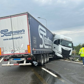 Tir si intraversa e blocca lo svincolo di corso Orbassano: traffico in tilt sulla tangenziale