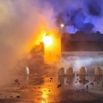 La camionetta data alle fiamme La camionetta data alle fiamme