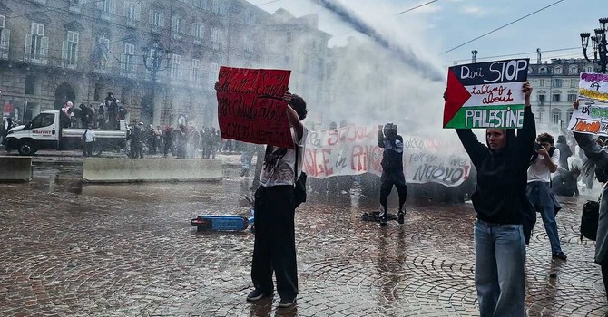 Idrante aperto contro i manifestanti durante il No Meloni Day davanti alla Prefettura Idrante aperto contro i manifestanti durante il No Meloni Day davanti alla Prefettura