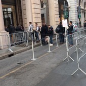 Code davanti all'Apple store (immagine di repertorio)