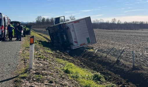 Autocarro si ribalta e resta in bilico lungo l'A5 Autocarro si ribalta e resta in bilico lungo l'A5