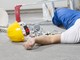 Crolla un balcone in cantiere, muratore abbandonato tra le campagne