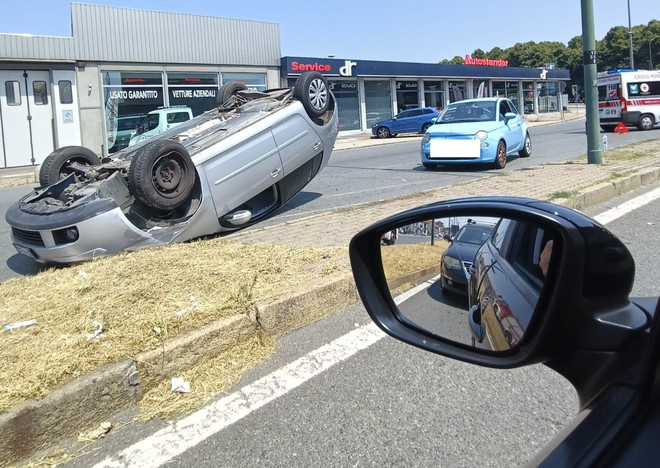 Incidente in zona Falchera: auto si ribalta tra corso Vercelli e strada Cuorgnè