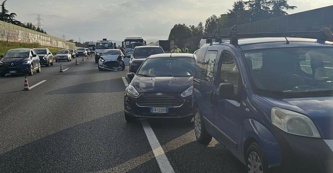 Maxi tamponamento sulla tangenziale nord di Torino: traffico in tilt Maxi tamponamento sulla tangenziale nord di Torino: traffico in tilt