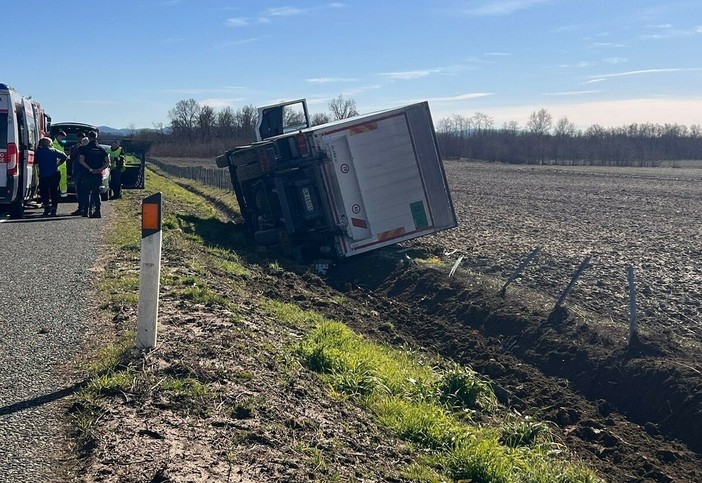 Autocarro si ribalta e resta in bilico lungo l'A5