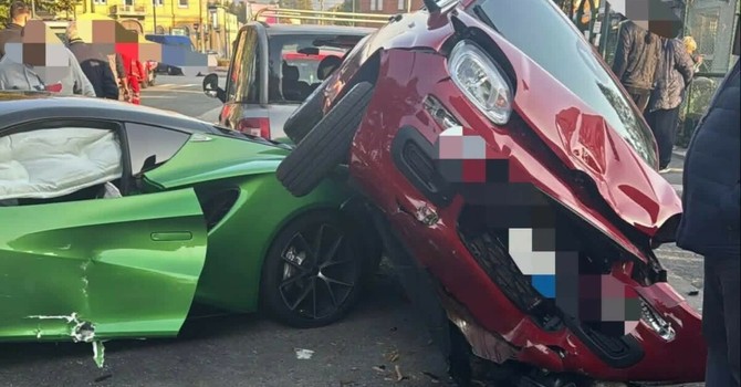 Carambola tra quattro auto, paura in via Ponchielli Carambola tra quattro auto, paura in via Ponchielli