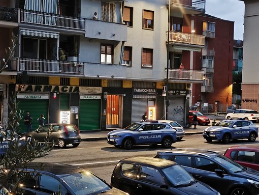 Intervento della Polizia presso un negozio etnico di via Sanremo