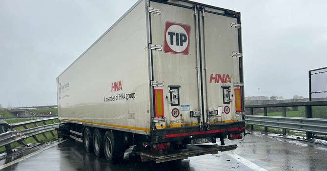 Incidente in tangenziale con un mezzo pesante coinvolto