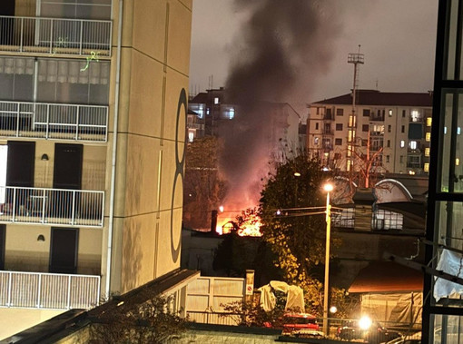 Incendio in una carrozzeria di via De Sanctis: fumo visibile fino a strada della Pronda Incendio in una carrozzeria di via De Sanctis: fumo visibile fino a strada della Pronda