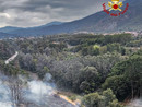 Vento e terreno secco, divampa il fuoco nel bosco di Caprie: lanci d'acqua per via aerea Vento e terreno secco, divampa il fuoco nel bosco di Caprie: lanci d'acqua per via aerea