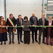 Una immagine del taglio del nastro della nuova sede Una immagine del taglio del nastro della nuova sede