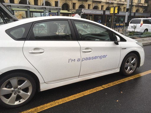 Un viaggio in compagnia di Riccardo Gualino: una trentina di taxi torinesi propongono “I’m a passenger”