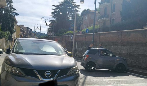 Macchina contro il muro in pre-collina: linea 56 deviata