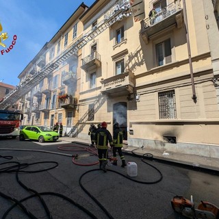 Incendio in alcune cantine di via Venasca: palazzo evacuato, 5 persone intossicate