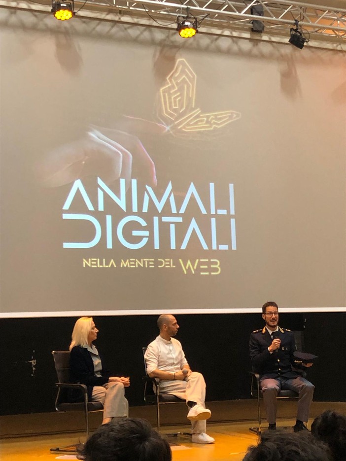 “Animali digitali ”: la Scuola a Teatro riflette sul Web