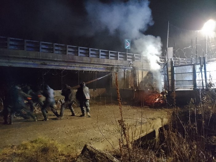 Notte di tensione e scontri al cantiere Tav di Chiomonte (foto d'archivio) Notte di tensione e scontri al cantiere Tav di Chiomonte (foto d'archivio)