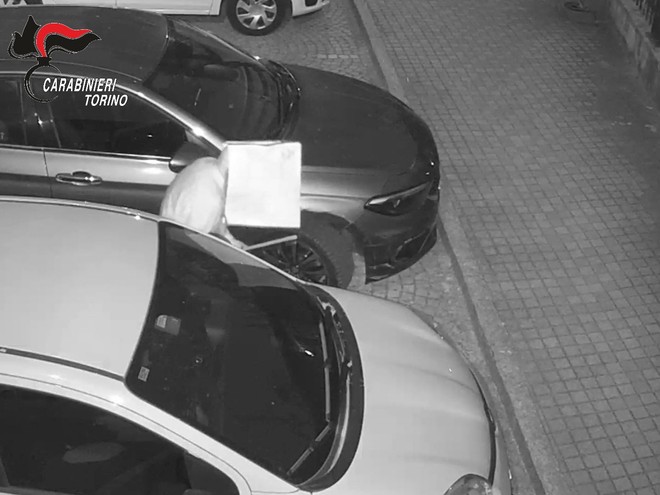 Incappucciato e con un bastone danneggia le auto in sosta: denunciato dai Carabinieri