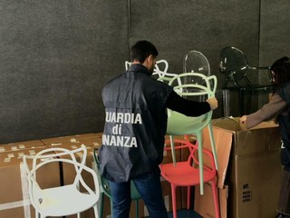 Lampade e sedie sequestrate dalla Guardia di Finanza
