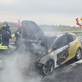 Un'auto ha preso fuoco nella mattinata di oggi lungo la Torino-Milano in direzione Torino Un'auto ha preso fuoco nella mattinata di oggi lungo la Torino-Milano in direzione Torino