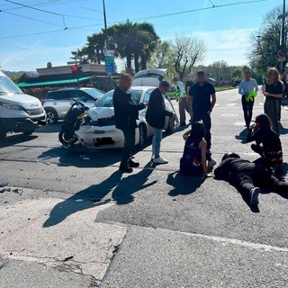Scontro tra un'auto e moto davanti al liceo di Torino, genitori e alunni: &quot;Serve più sicurezza&quot;
