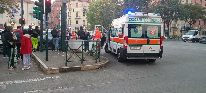 Brutto incidente in corso Ferrucci: ambulanza sul posto, momenti di paura