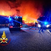Una immagine del rogo che si è sviluppato nella zona di via Crea a Grugliasco