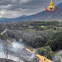 Vento e terreno secco, divampa il fuoco nel bosco di Caprie: lanci d'acqua per via aerea