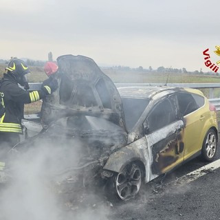 Un'auto ha preso fuoco nella mattinata di oggi lungo la Torino-Milano in direzione Torino