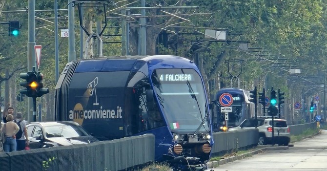 Scontro tra un tram del 4 e una Mercedes in corso Unione Sovietica Scontro tra un tram del 4 e una Mercedes in corso Unione Sovietica