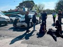 Scontro tra un'auto e moto davanti al liceo di Torino, genitori e alunni: "Serve più sicurezza"