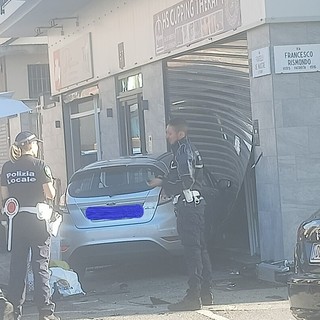 Incidente in strada: un'auto finisce dentro un negozio