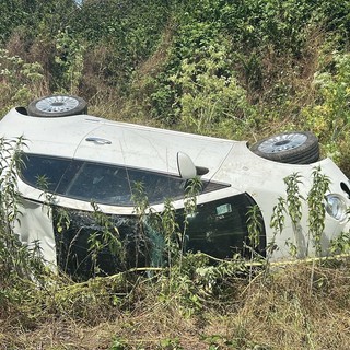 Auto si ribalta e poi finisce nei prati: paura sulla tangenziale nord