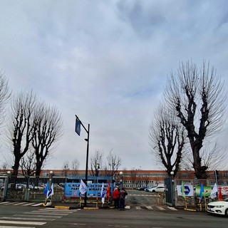 Volantinaggio davanti all'Iveco