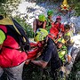 Coazze, resta incastrato con il piede tra le rocce del fiume: salvato dai pompieri