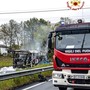 Un bus divorato dalle fiamme a Volpiano