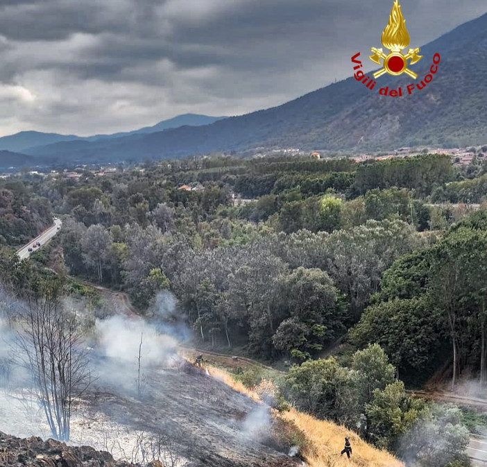 Vento e terreno secco, divampa il fuoco nel bosco di Caprie: lanci d'acqua per via aerea