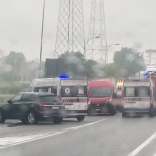 Nichelino, la pioggia gioca un brutto scherzo: incidente e due persone ferite in zona Debouchè