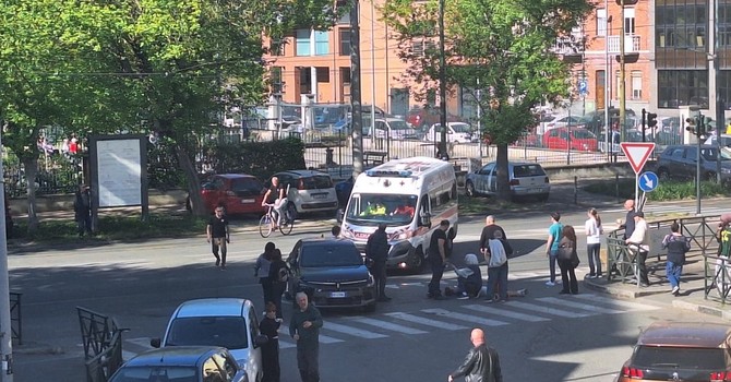 Travolto sulle strisce mentre è in bici: momenti di paura in corso Belgio Travolto sulle strisce mentre è in bici: momenti di paura in corso Belgio