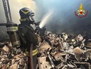 Va a fuoco un magazzino a Rosta: 6 squadre dei pompieri domano il rogo