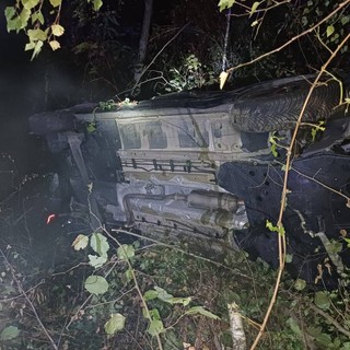L'auto finita in mezzo agli alberi dopo l'incidente L'auto finita in mezzo agli alberi dopo l'incidente