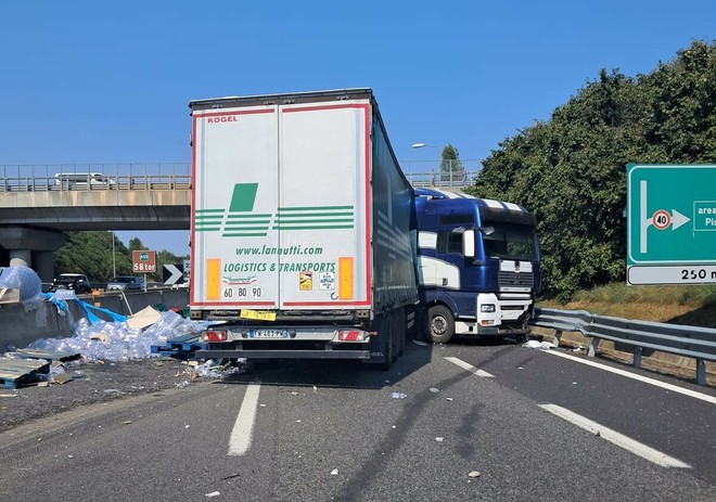 Grosso camion si intraversa: traffico in tilt sul raccordo Torino-Pinerolo