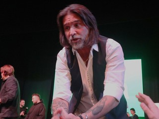 Il calcio si trasferisce sulle assi del palcoscenico