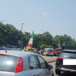 Scontro tra un mezzo dei pompieri e un’auto in corso Regina: donna rimane incastrata
