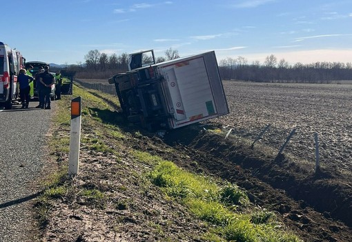 Autocarro si ribalta e resta in bilico lungo l'A5
