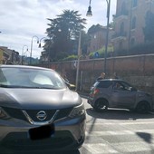 Macchina contro il muro in pre-collina: linea 56 deviata