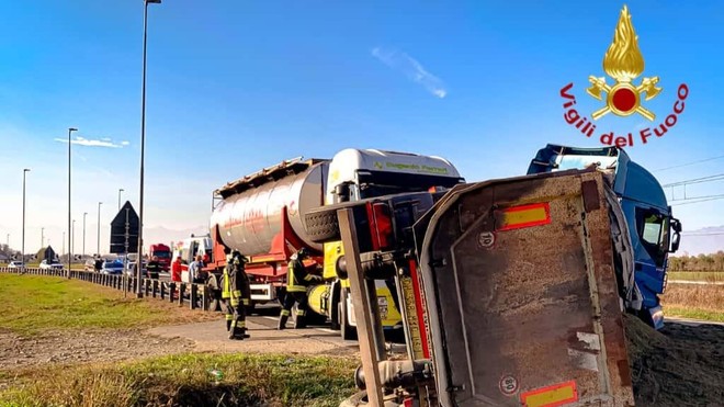 Incidente tra mezzi pesanti a Verolengo: intervento dei Vigili del Fuoco