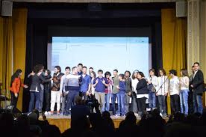 Vola chi vuole: lo spettacolo che insegna l'inclusione nel doppiaggio, nel teatro e alla radio