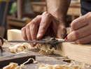 falegname al lavoro
