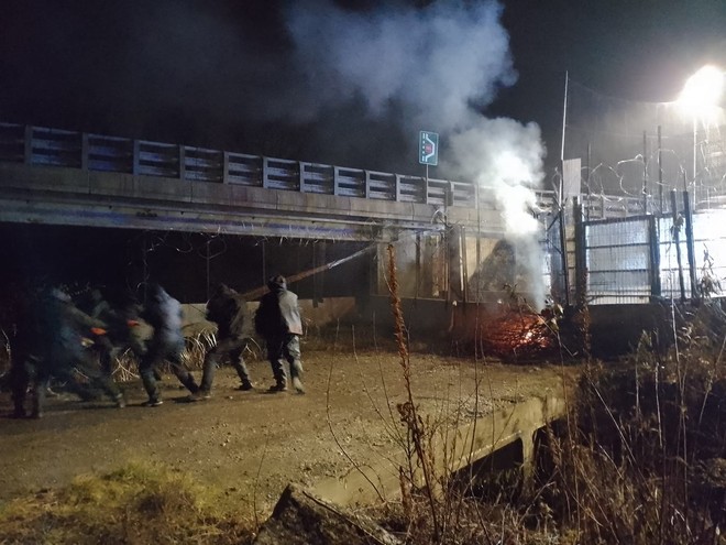 Notte di tensione e scontri al cantiere Tav di Chiomonte (foto d'archivio) Notte di tensione e scontri al cantiere Tav di Chiomonte (foto d'archivio)